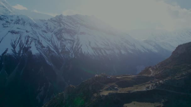 高空俯瞰着被废弃的有雪峰背景的村舍 Annapurna电路远行 尼泊尔的马南县 喜马拉雅山徒步旅行和观光 — 图库视频影像