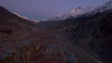 Hava sineması panoramik kuşları nehir akıntısı ve manang köyü evleriyle vadiye bakar. Manang bölgesi. Tilicho ana kamp yolu. Himalayalar dağları ve yürüyüş konsepti