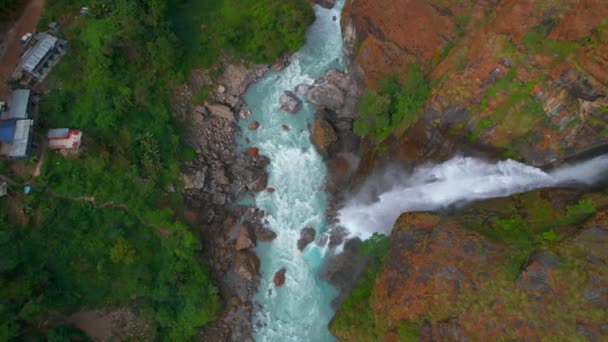 Bovenaanzicht Vanuit Lucht Prachtige Waterval Chyamche Dorp Rivierkloof Omgeven Door — Stockvideo