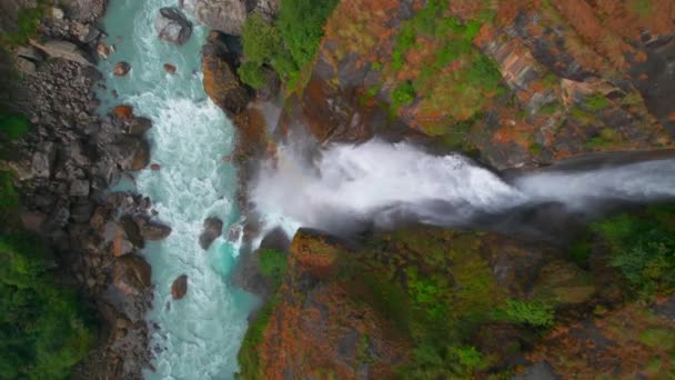 在Chyamche村 空中俯瞰美丽的瀑布 周围环绕着尼泊尔的绿海玛拉山脉 Annapurna Circuit Trek 去马南岛的路喜马拉雅山徒步旅行 — 图库视频影像