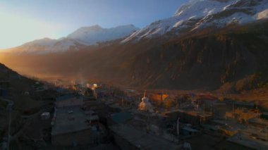 Merkezinde stupa olan havadan görüntülü manang köyü çatıları. Nepal köyünün yüksek irtifasında. Annapurna gezisi konukevleri ve ziyaretçi siteleri konsepti