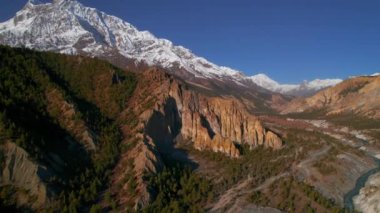 Himalayalar dağları ve Humde havaalanı pist manzarası. Nepal 'de seyahat et. Annapurna yolu, Manang vadisi, Manang bölgesi, Gandaki bölgesi, Nepal Himalayalar