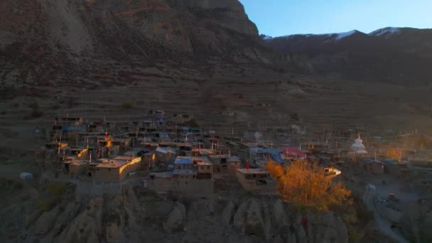 太阳升起时 曼南村的房屋建筑在空中暴露无遗 马南区 Annapurna山区 喜马拉雅山山区村庄的建筑和文化 — 图库视频影像