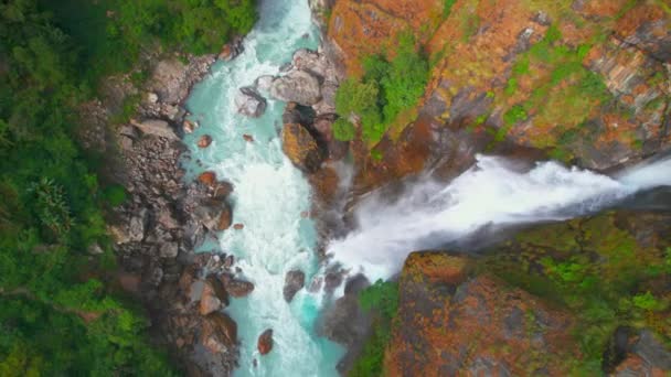 Luchtfoto Close Vestigen Schot Krachtige Chyamche Waterval Water Rivier Stroom — Stockvideo