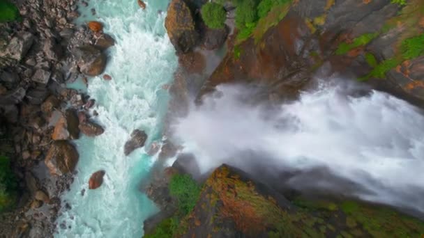 Bovenaanzicht Vanuit Lucht Prachtige Waterval Chyamche Dorp Omgeven Door Groene — Stockvideo