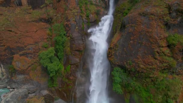 Luchtfoto Stijgende Uitzicht Schilderachtige Chyamche Waterval Omgeven Door Groene Heuvels — Stockvideo