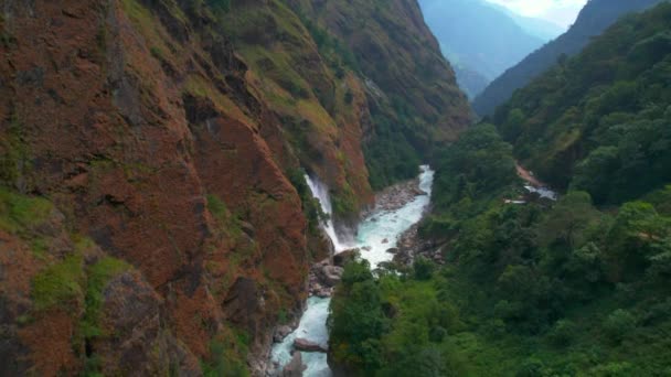 Flygfåglar Ögonutsikt Vackra Chyamche Vattenfall Grön Himalaya Dalen Annapurna Circuit — Stockvideo