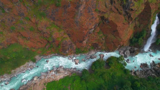 Vzdušné Zblízka Panning Pohled Chyamche Vodopád Říční Rokle Annapurna Circuit — Stock video