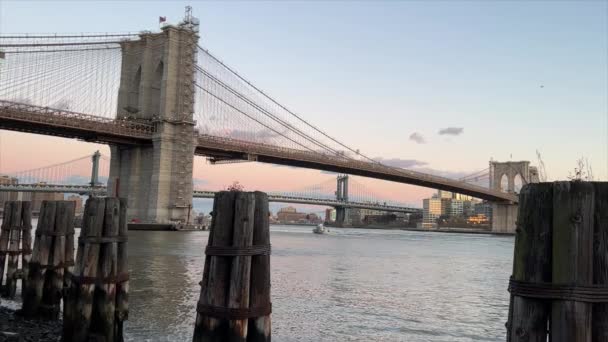 New York Usa 2023 Nypd Polis Motorbåt Nedanför Brooklyn Bridge — Stockvideo