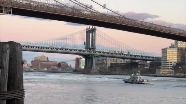 美国纽约 2023 纽约警方在布鲁克林大桥的警艇和日落后的曼哈顿市中心全景日落 纽约警方船只在东河紧急救援 — 图库视频影像