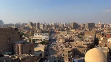 Havadan görüntüleme Kahire şehir manzarası sakin bir alanda apartmanlar ve varoşlarda arabalar. Mısır başkent trafiği, ulaşım kavramı.