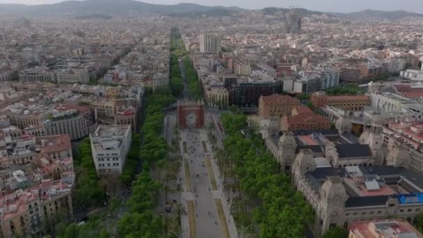 Над Парком Passeig Lluis Companys Пролетает Парк Зеленой Растительностью Исторической — стоковое видео