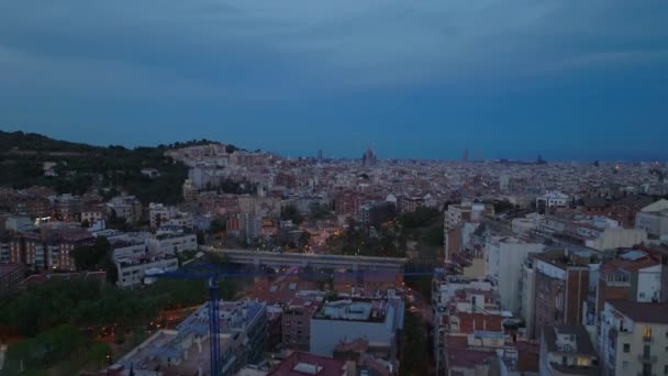 Kentsel Çevrenin Havadan Yükselen Görüntüleri Nşaat Alanındaki Vinç Şehirde Alacakaranlıkta — Stok video