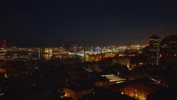 Filmagem Aérea Descendente Barcos Iluminados Cais Porto Brilhando Noite Barcelona — Vídeo de Stock