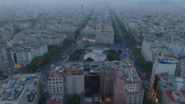 Placa de Catalunya 'nın yüksek açılı manzarası. Yukarıya doğru eğil ve uzaktaki TV kulesi ile şehir manzarasını göster. Barselona, İspanya.
