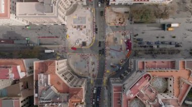 Şehirdeki kavşaklardan geçen araçların kuş bakışı görüntüleri. Yol kareye göre çalışıyor. Barselona, İspanya.