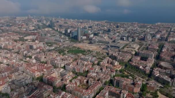 大都市城市发展的空中全景 一些住宅建筑 现代摩天大楼和海滨背景 西班牙巴塞罗那 — 图库视频影像