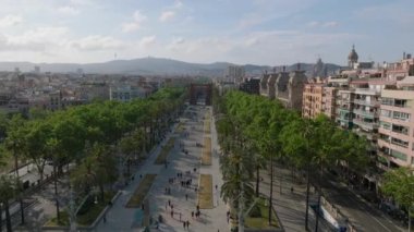 Passeig de Lluis Şirketi 'nin hava görüntüleri. Tarihi eser Arc de Triomf 'a sahip kasaba parkı. Barselona, İspanya.