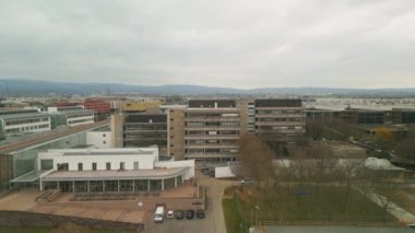 Riedberg Kampüsü 'ndeki binaların havadan yükselen görüntüleri. Goethe Üniversitesi Kompleksi. Frankfurt am Main, Almanya.