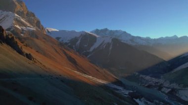 Yüksek Himalayalar Dağları 'ndaki Tilicho Gölü' ne giden bir grup turist geriye dönük görüntüsünü ortaya koyuyor. Nepal macera turları yapıyor..