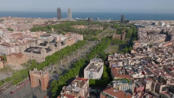 滨海城区的空中全景 有公园和历史地标 西班牙巴塞罗那 — 图库视频影像