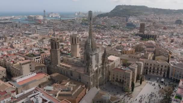 バルセロナ大聖堂の周りを飛ぶ 旧市街地区で有名な歴史的なゴシック様式のランドマーク 街の空中パノラマビュー スペインのバルセロナ — ストック動画