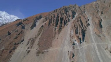 Hava kuşları, yüksek himalaya dağlarındaki Tilicho ana kampına giderken dört yürüyüşçüyü birlikte görüyorlar. Yürüyüş macerası, rehberli turist grubu Nepal 'de güvenli bir şekilde yürüyor..