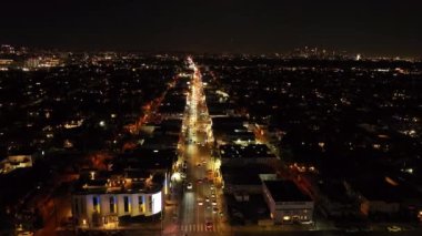 Yoğun caddenin geceye doğru parlayan hava görüntüleri. Metropolis 'te geniş caddelerde trafik vardı. Los Angeles, Kaliforniya, ABD