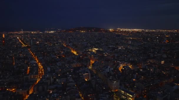 夜の歴史的な都市の4分の1の空中映像 密集した都市開発と街路灯 スペインのバルセロナ — ストック動画