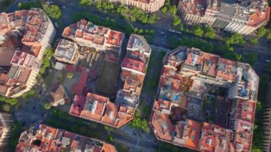 İkamet binaları bloklarıyla şehir merkezinin üzerinden uç. Kalabalık caddede giden araçların yüksek açılı görüntüsü. Barselona, İspanya.