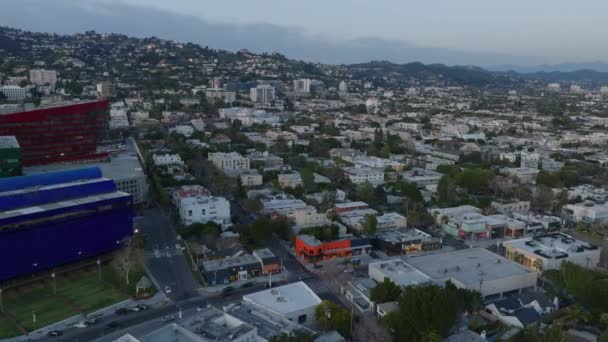 Alacakaranlıkta Şehir Merkezindeki Caddelerin Binaların Havadan Görünüşü Los Angeles Kaliforniya — Stok video