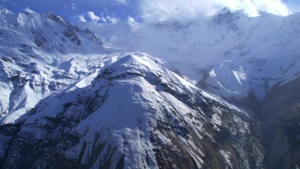 Сніжні Вершини Гір Гімалаї Здіймаються Сонячний День Високими Хмарами Величний — стокове відео