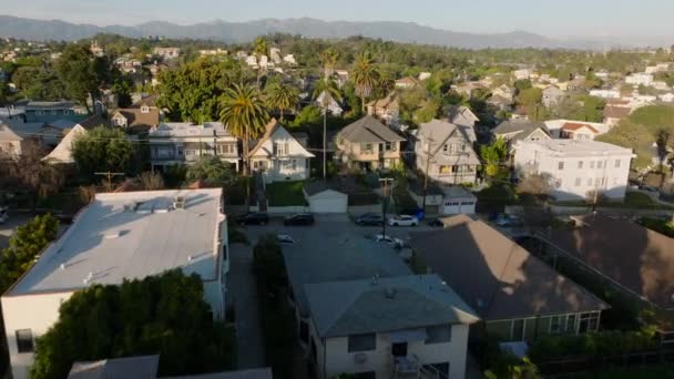 Tiefflug Über Einfamilienhäuser Die Von Tiefstehender Sonne Erhellt Werden Tropische — Stockvideo