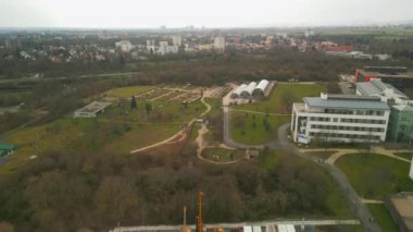 Üniversite bilim bahçesinin seralı havadan kayma ve pan görüntüleri. Goethe Üniversitesi kampüsü. Frankfurt am Main, Almanya.