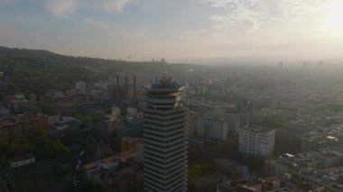 Yapıcı Kalın bağırsağı etrafında yörünge atışı. Yüksek katlı ofis binası, çevre kasabanın en yüksek binası. Gün batımında gökdelen. Barselona, İspanya.