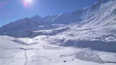Yüksek Himalayalar 'daki Tilicho Gölü' ne giden bir grup yürüyüşçünün hava görüntüsü. Yürüyüş macerası, karlı Nepal dağları konseptinde tur grupları.