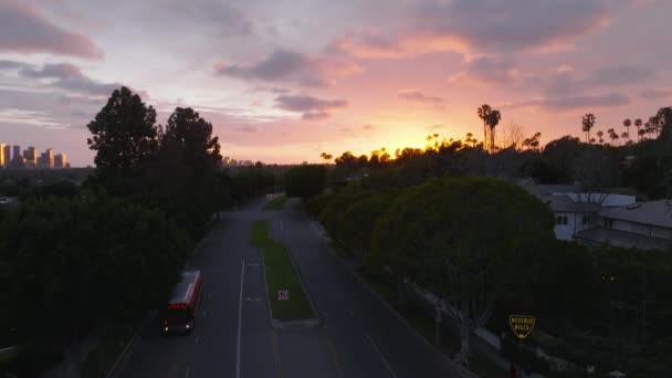 カラフルな夕日の空に対してビバリーヒルズ地区の道路や豪華なプロパティの空中上昇映像 米国カリフォルニア州ロサンゼルス — ストック動画