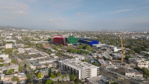 Zjeżdżalnia Lotnicza Patelnia Czerwonych Zielonych Niebieskich Budynków Pacific Design Center — Wideo stockowe