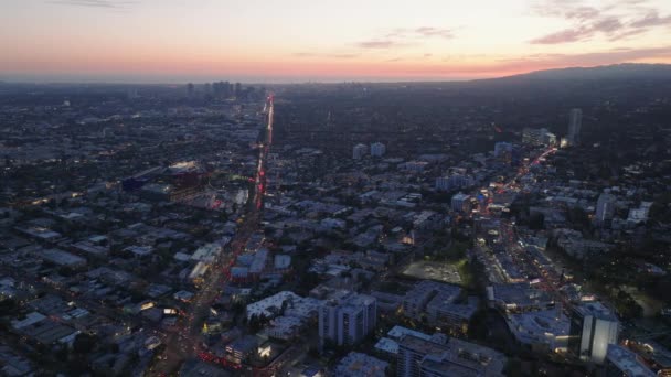 日没時の大都市の空中映像 カラフルな空の下で都市部の建物 米国カリフォルニア州ロサンゼルス — ストック動画