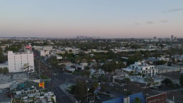夕暮れ時の都市のバラの空中ビュー 都市の建物や通り 距離のダウンタウンの高層ビルの上を飛ぶ 米国カリフォルニア州ロサンゼルス — ストック動画