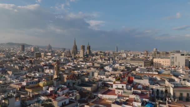 旧市街の密な町の開発のパノラマビュー 屋根や塔の低日で点灯します スペインのバルセロナ — ストック動画