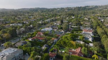 Beverly Hills 'teki zengin konutların üzerinden uçun. Sokaklar sıra sıra ağaçlarla dolu. Los Angeles, Kaliforniya, ABD