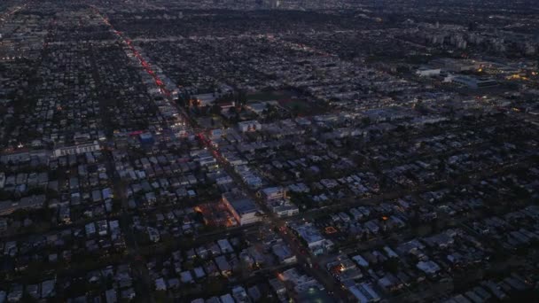 Luftaufnahme Der Metropole Abend Riesige Wohnviertel Und Hochhäuser Der Innenstadt — Stockvideo