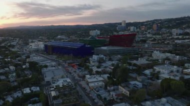 Alacakaranlıktaki Pasifik Tasarım Merkezi binalarının hava kaydırak ve pan görüntüleri. Los Angeles, Kaliforniya, ABD