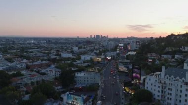 Alacakaranlıktaki büyük şehrin hava panoramik görüntüleri. Hollywood bölgesindeki Sunset Bulvarı 'nın üzerinde uç. Los Angeles, Kaliforniya, ABD