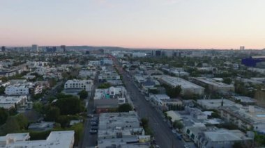 Günbatımından sonra şehir merkezinin üzerinde ilerliyorlar. Kentsel çevredeki çok katlı binalar. Los Angeles, Kaliforniya, ABD