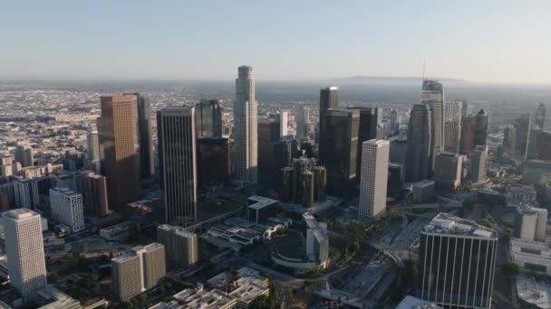 现代商业区高层大楼高耸于周边城镇发展之上的空中电影镜头 美国加利福尼亚州洛杉矶 — 图库视频影像