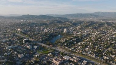 Metropolis 'in hava panoramik görüntüleri. Echo Park yakınlarındaki Hollywood Otobanı 'nda yoğun trafik var. Los Angeles, Kaliforniya, ABD.
