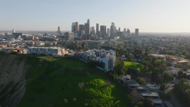 飞越住宅区的房屋 以现代化的市中心摩天大楼为背景 美国加利福尼亚州洛杉矶 — 图库视频影像