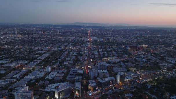 夕暮れ時の大都市の空中パノラマ映像 都市部の建物や車のライトで照明通り 米国カリフォルニア州ロサンゼルス — ストック動画